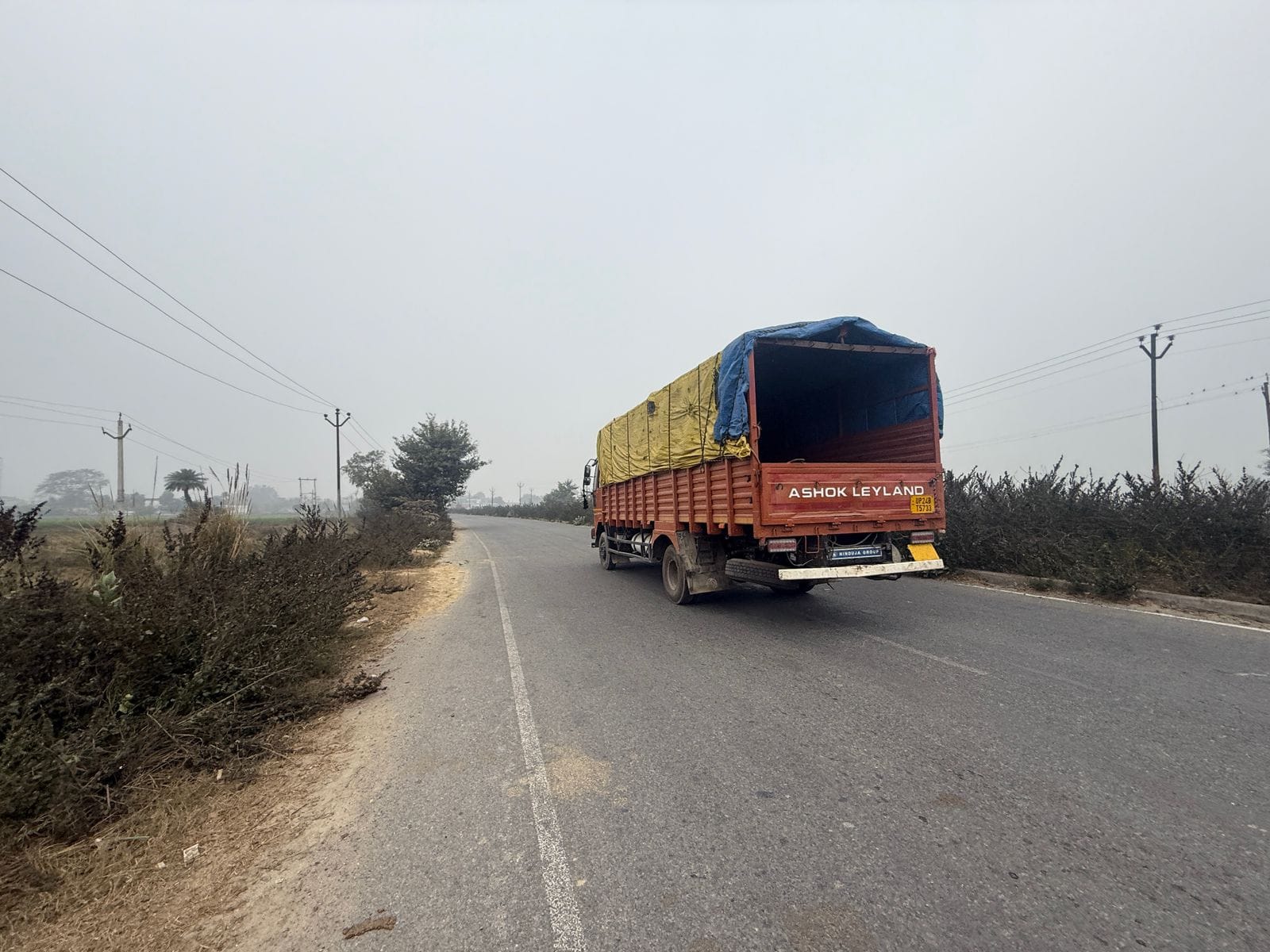 चंदौसी -बिसौली रोड पर नहीं दिखे सुरक्षा के कोई इंतजाम। संवाद