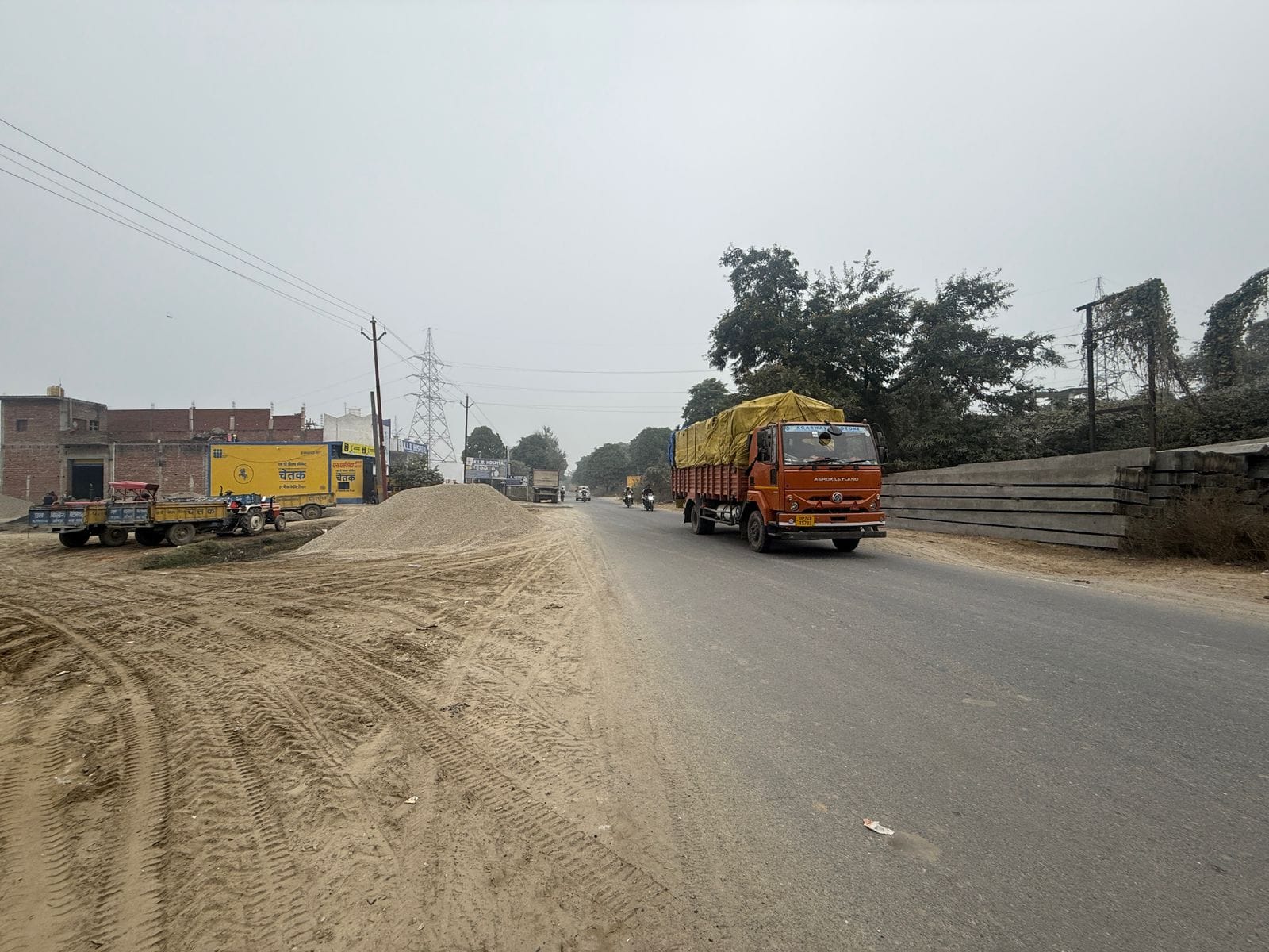 चंदौसी -बिसौली रोड पर नहीं दिखे सुरक्षा के कोई इंतजाम। संवाद