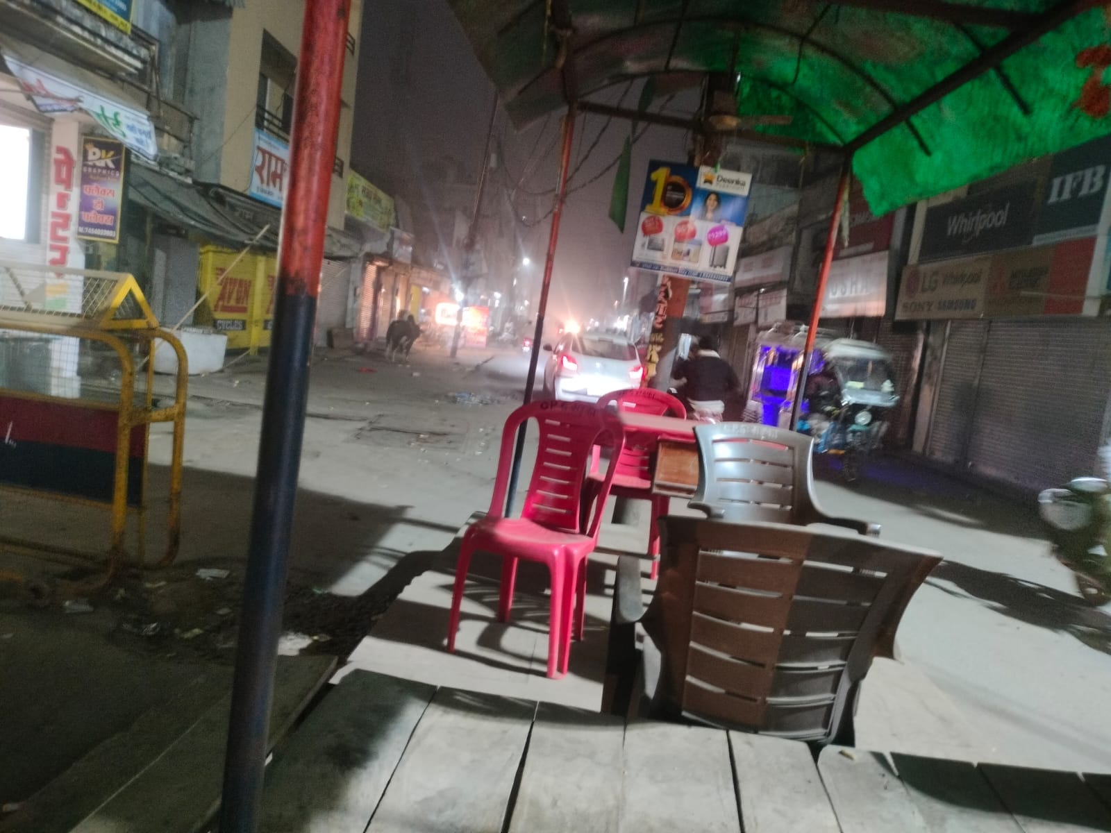 चंदौसी -बिसौली रोड पर नहीं दिखे सुरक्षा के कोई इंतजाम। संवाद