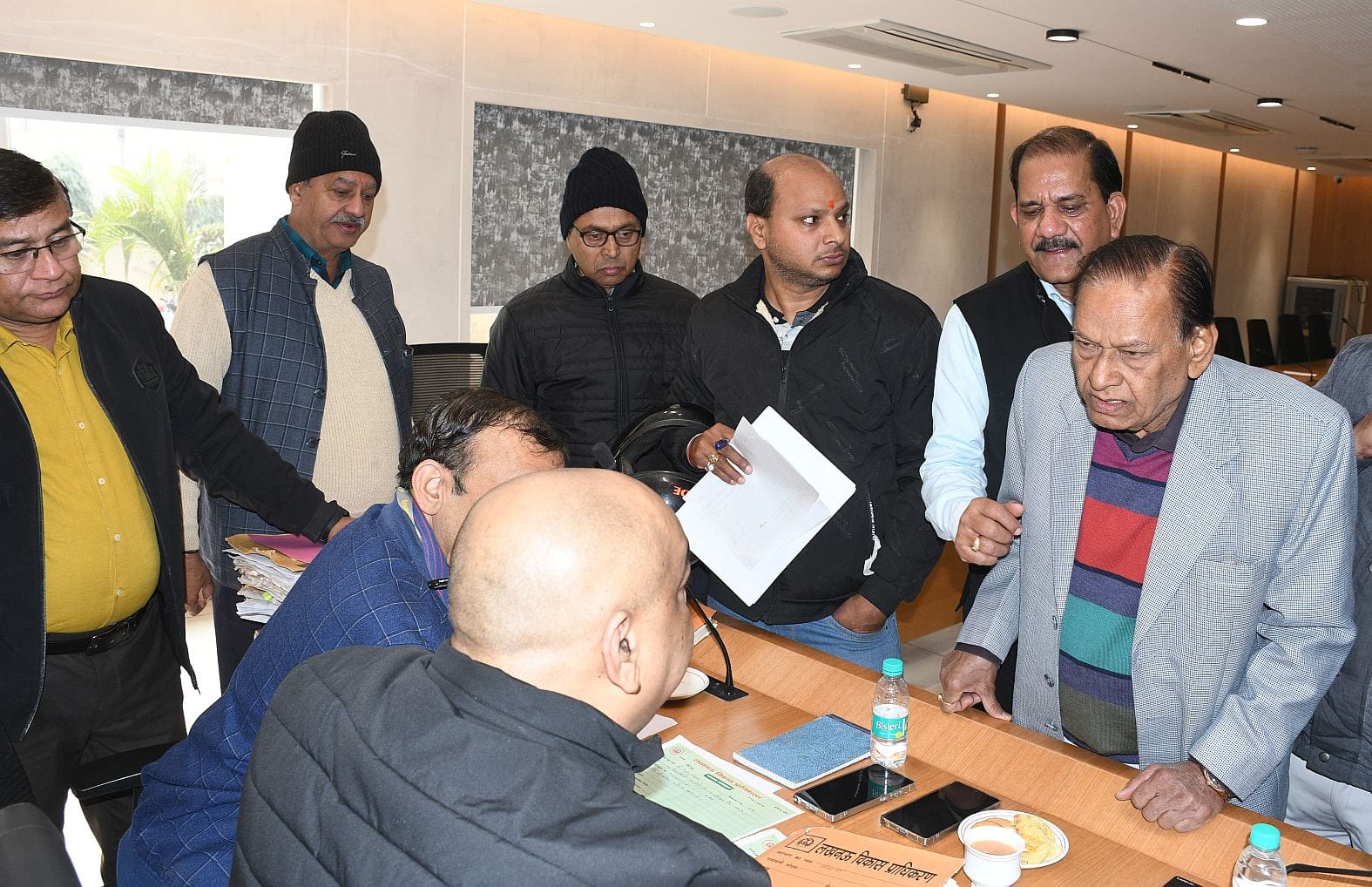 एलडीए की जनता अदालत में समस्याएं लेकर पहुंचे लोग।