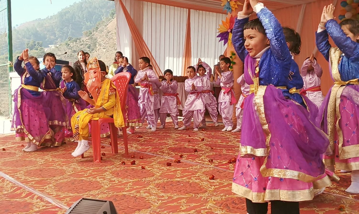 एसवीएम स्कूल आनी के वार्षिक समारोह में प्रस्तुतियां देते बाल कलाकार। स्रोत : स्कूल प्रबंधन