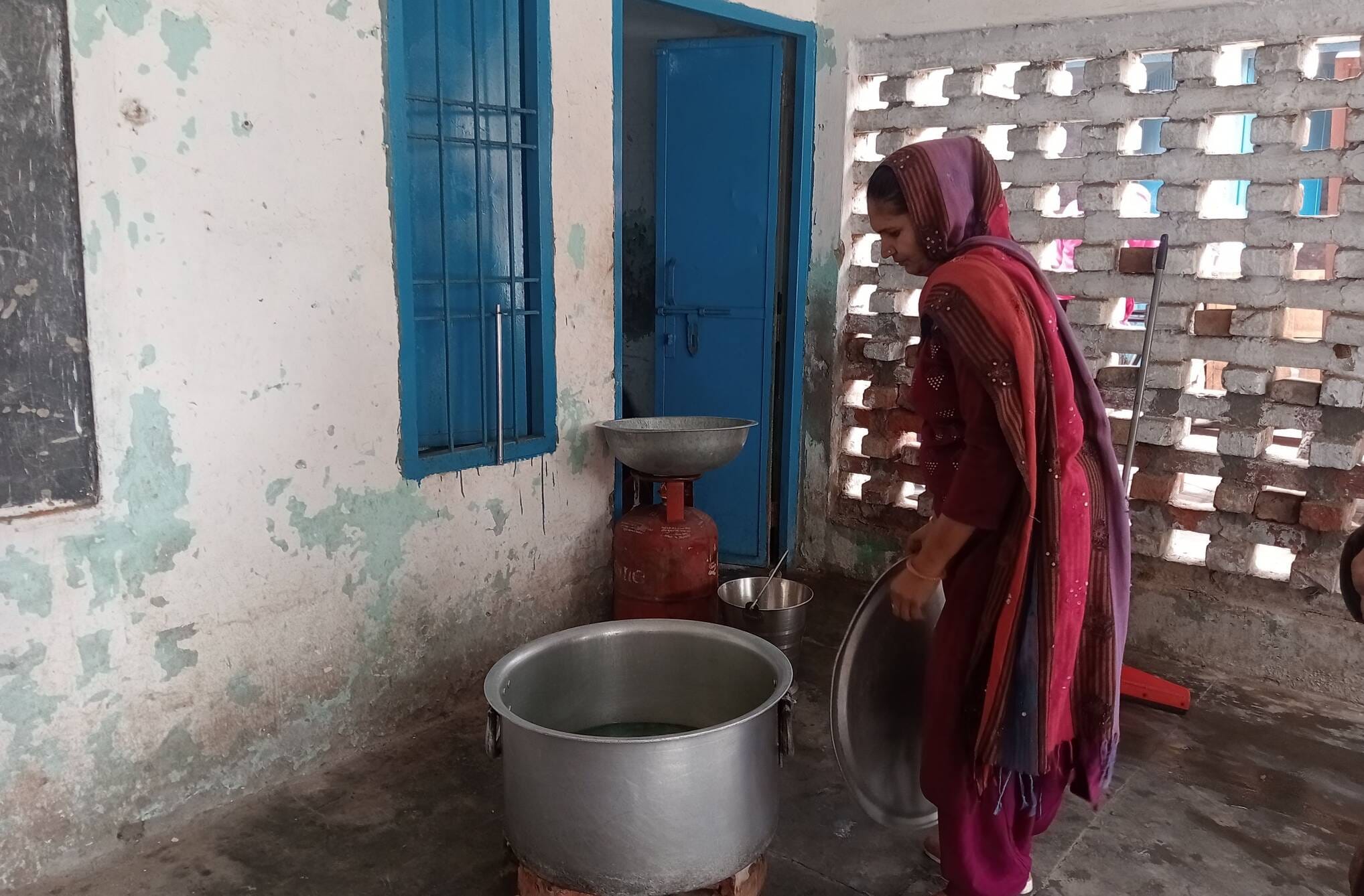 फोटो 02- सोनीपत के सेक्टर-14 स्थित राजकीय प्राथमिक विद्यालय में बच्चों को पढ़ाती शिक्षिका सु फोटो 02- सोनीपत के सेक्टर-14 स्थित राजकीय प्राथमिक विद्यालय में बच्चों को पढ़ाती शिक्षिका सु