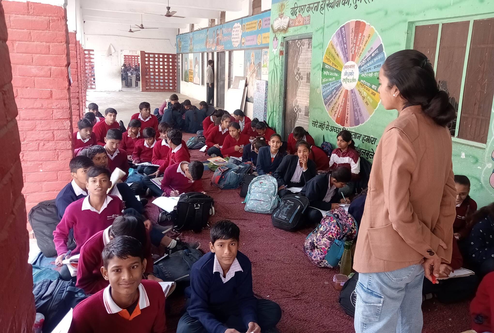 फोटो 02- सोनीपत के सेक्टर-14 स्थित राजकीय प्राथमिक विद्यालय में बच्चों को पढ़ाती शिक्षिका सु फोटो 02- सोनीपत के सेक्टर-14 स्थित राजकीय प्राथमिक विद्यालय में बच्चों को पढ़ाती शिक्षिका सु