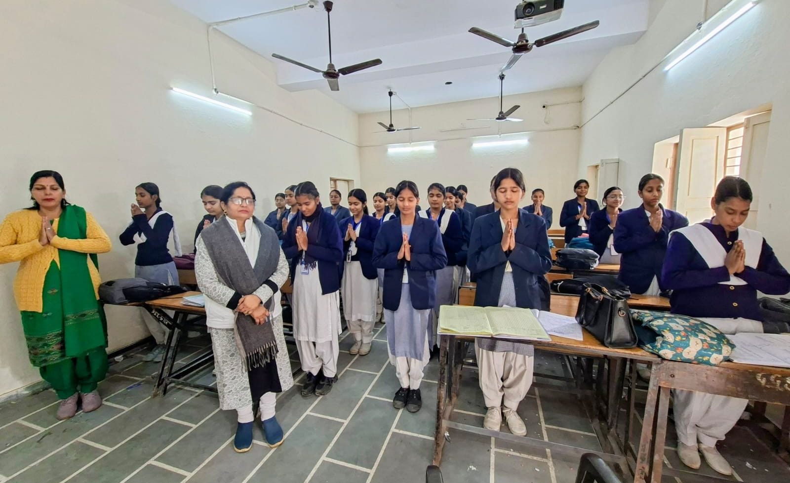 फोटो 02- सोनीपत के सेक्टर-14 स्थित राजकीय प्राथमिक विद्यालय में बच्चों को पढ़ाती शिक्षिका सु फोटो 02- सोनीपत के सेक्टर-14 स्थित राजकीय प्राथमिक विद्यालय में बच्चों को पढ़ाती शिक्षिका सु