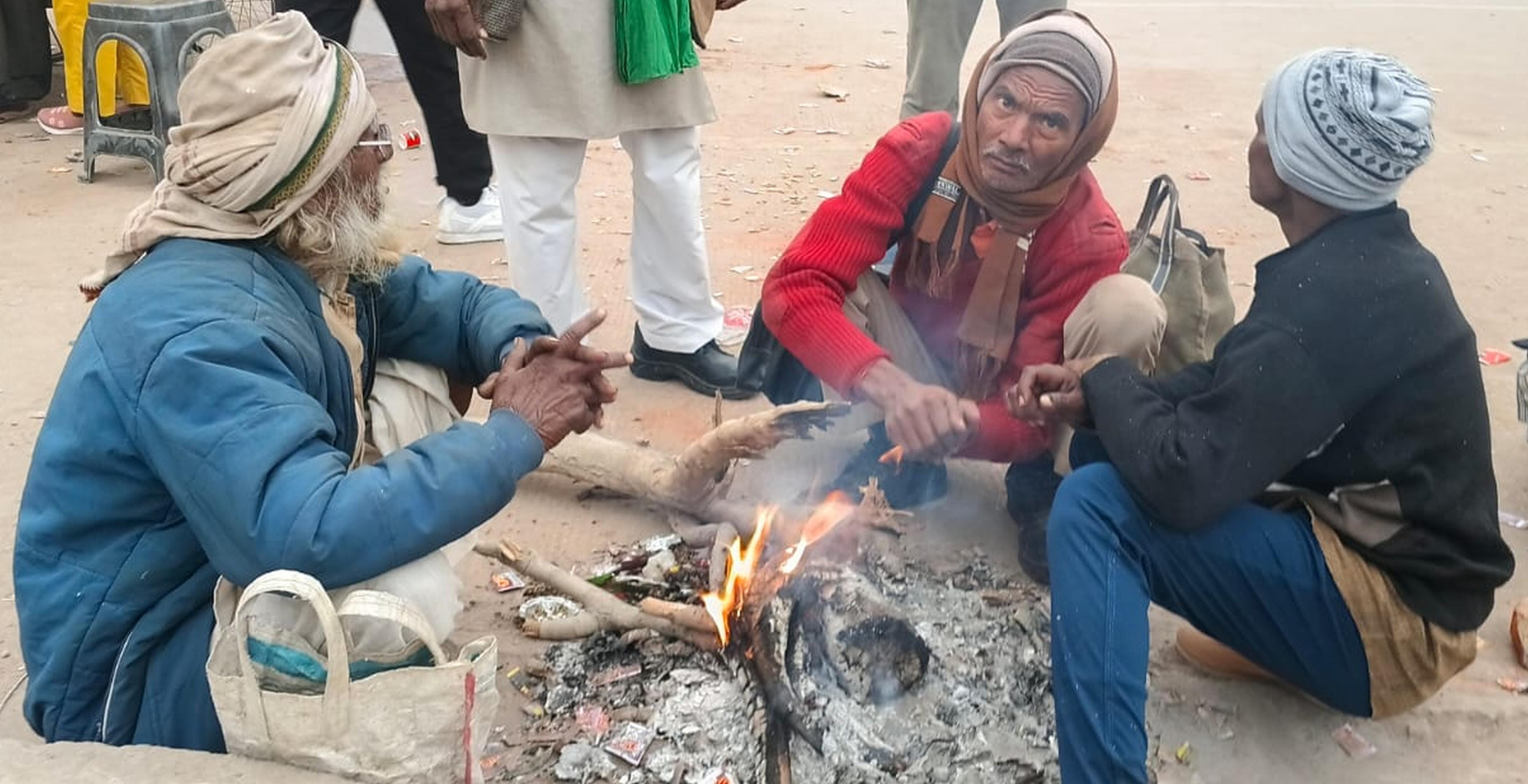 फोटो-16-गुरुवार की सुबह बांदा-सागर रोड पर छाई कोहरे की धुंध और पसरा सन्नाटा। संवाद