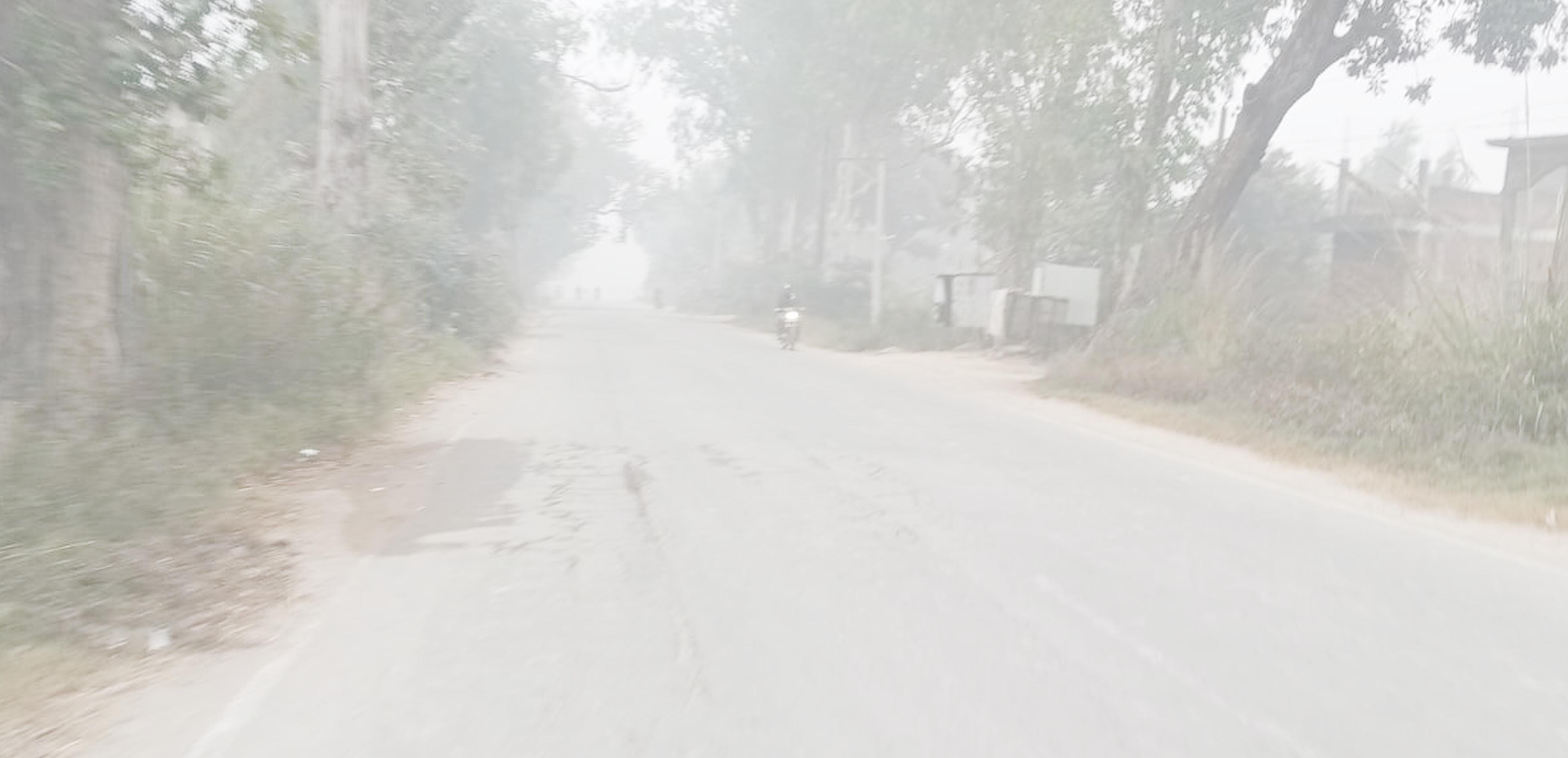 फोटो-16-गुरुवार की सुबह बांदा-सागर रोड पर छाई कोहरे की धुंध और पसरा सन्नाटा। संवाद