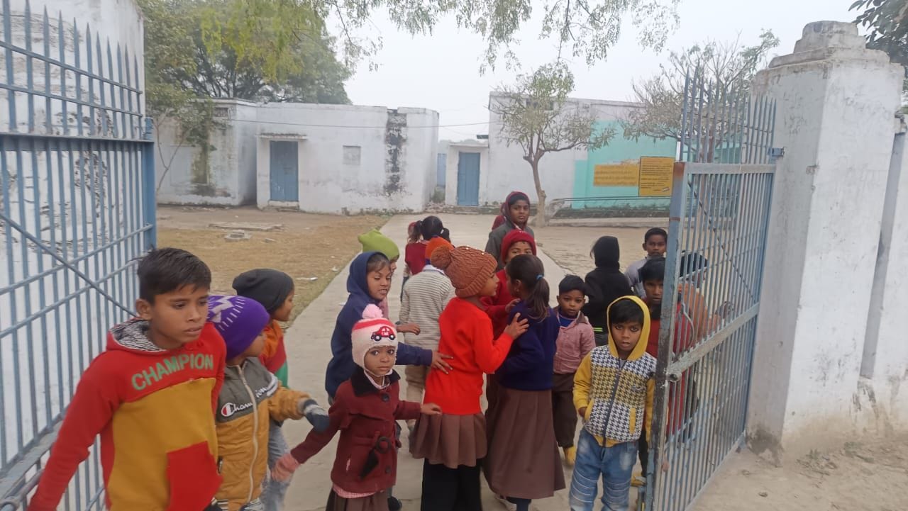 फोटो-18- कानपुर-लखनऊ हाईवे पर कोहरे के बीच लाइट जलाकर गुजरते वाहन। संवाद