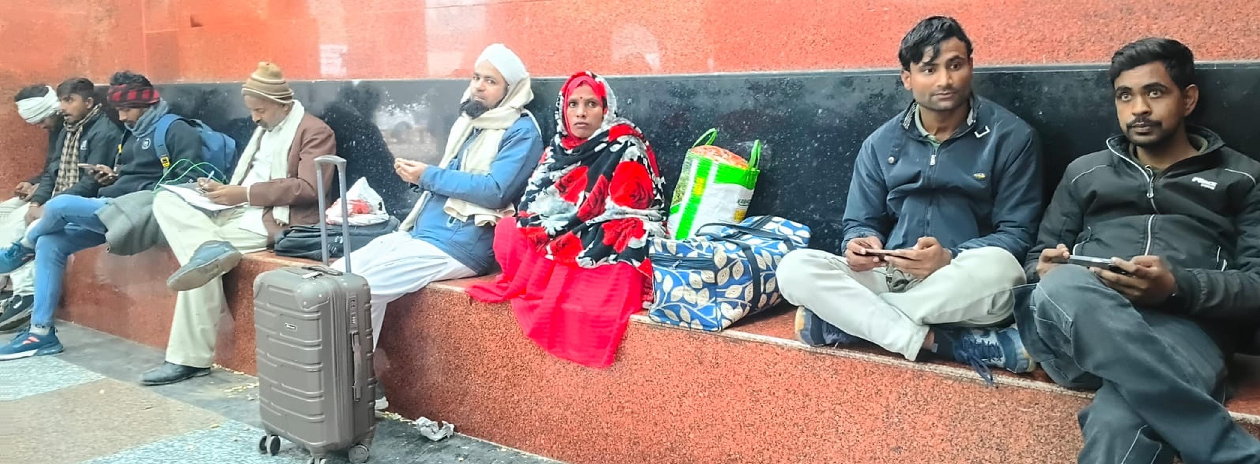 फोटो-18-रेलवे स्टेशन में ट्रेन का इंतजार करते हुए यात्री। संवाद