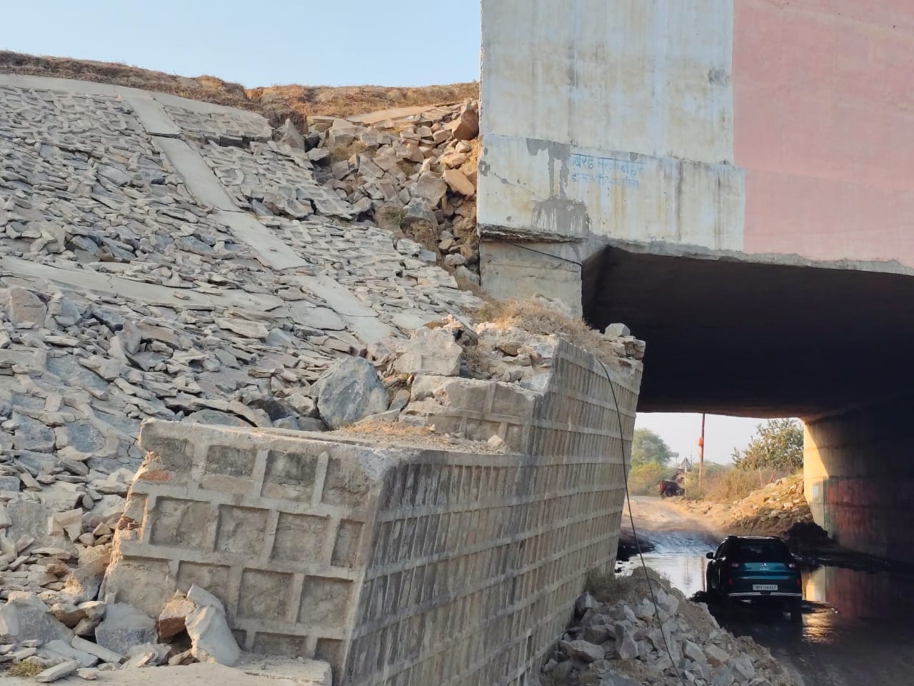 फोटो 19 एचएएमपी 17- कपसा गांव के पास नहर की फटी सीसी लाइनिंग। संवाद