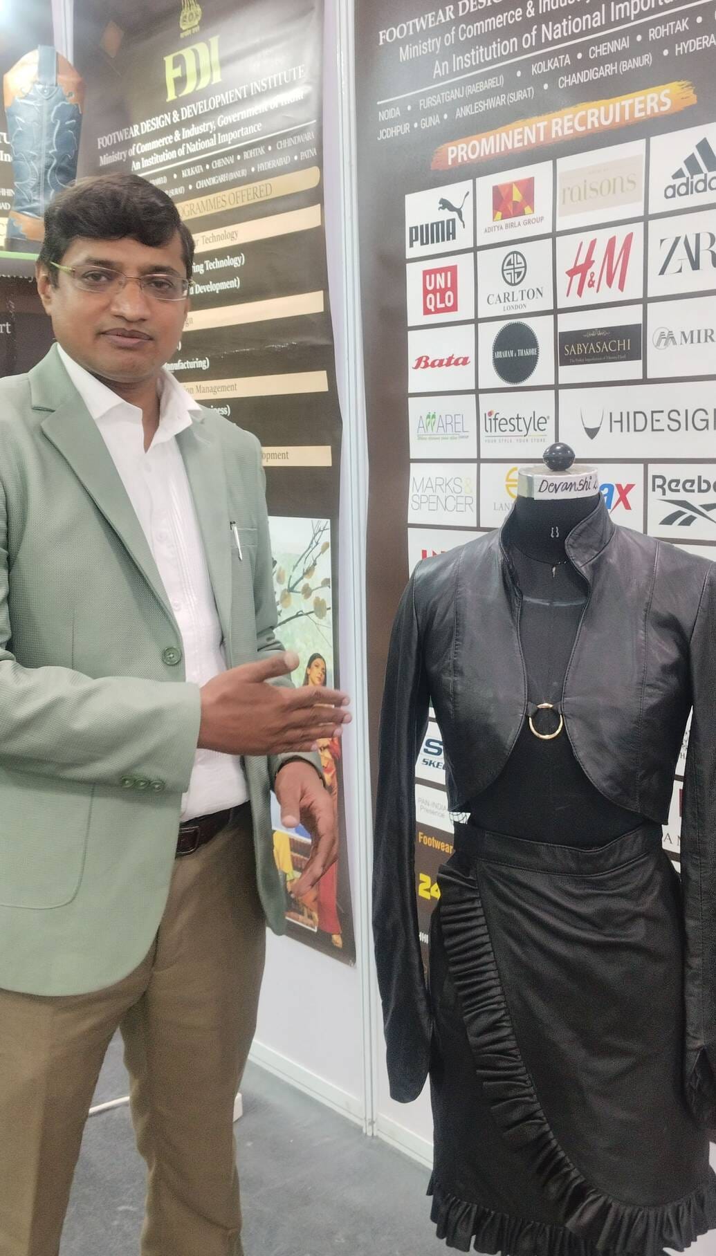 फोटो-21- प्रदर्शनी देखते उद्यमी। संवाद फोटो-21- प्रदर्शनी देखते उद्यमी। संवाद