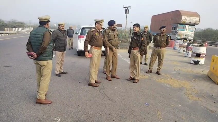 फोटो-25- एक्सप्रेसवे पर शादीपुर गांव के पास डायवर्जन के कारण एक ही लेन से निकलते दोनों तरफ के व फोटो-25- एक्सप्रेसवे पर शादीपुर गांव के पास डायवर्जन के कारण एक ही लेन से निकलते दोनों तरफ के व