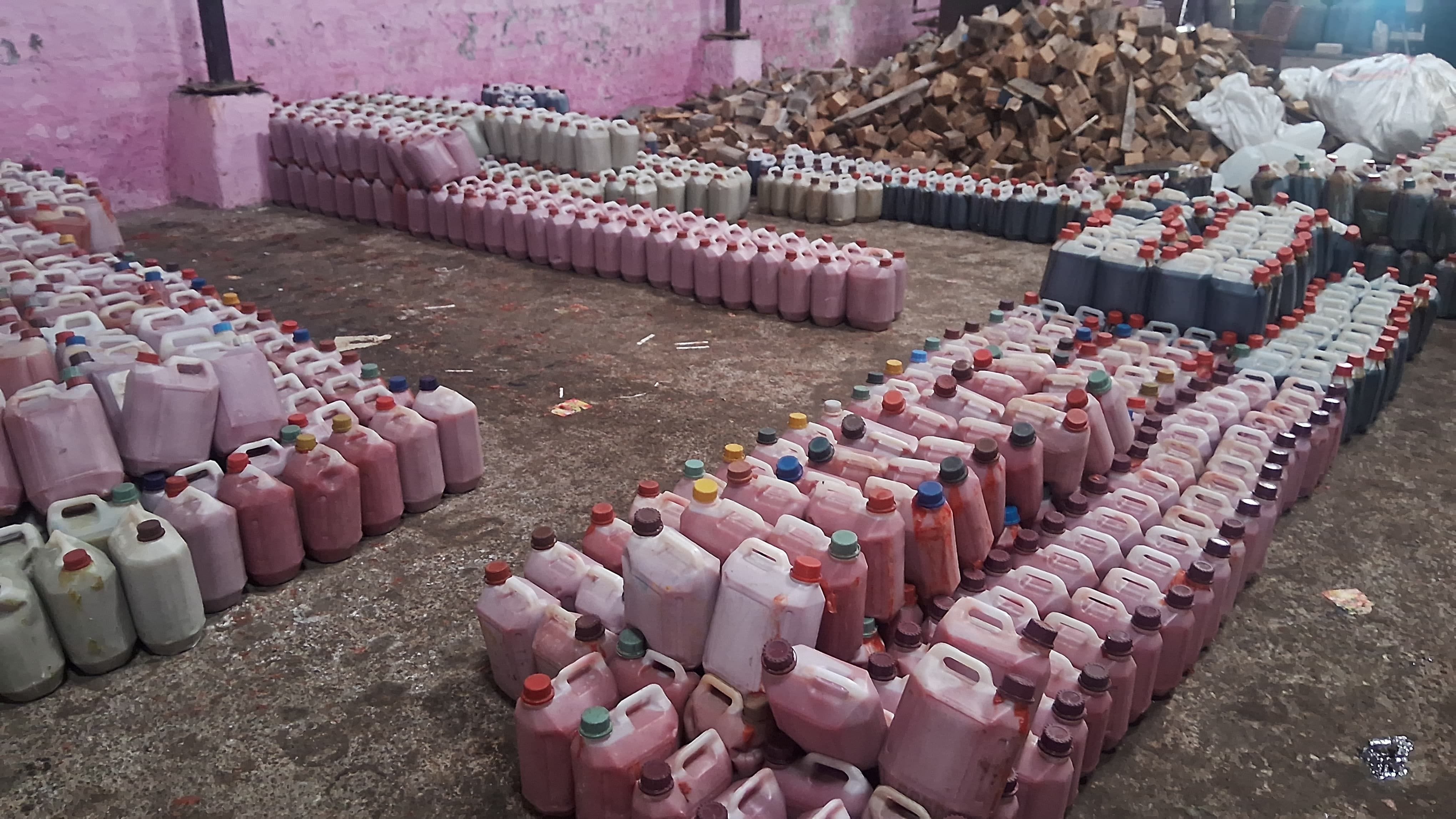फोटो :26: सोनीपत के खरखौदा स्थित फैक्टरी में जांच करने पहुंचे एसडीएम डॉ. निर्मल नागर। संवाद