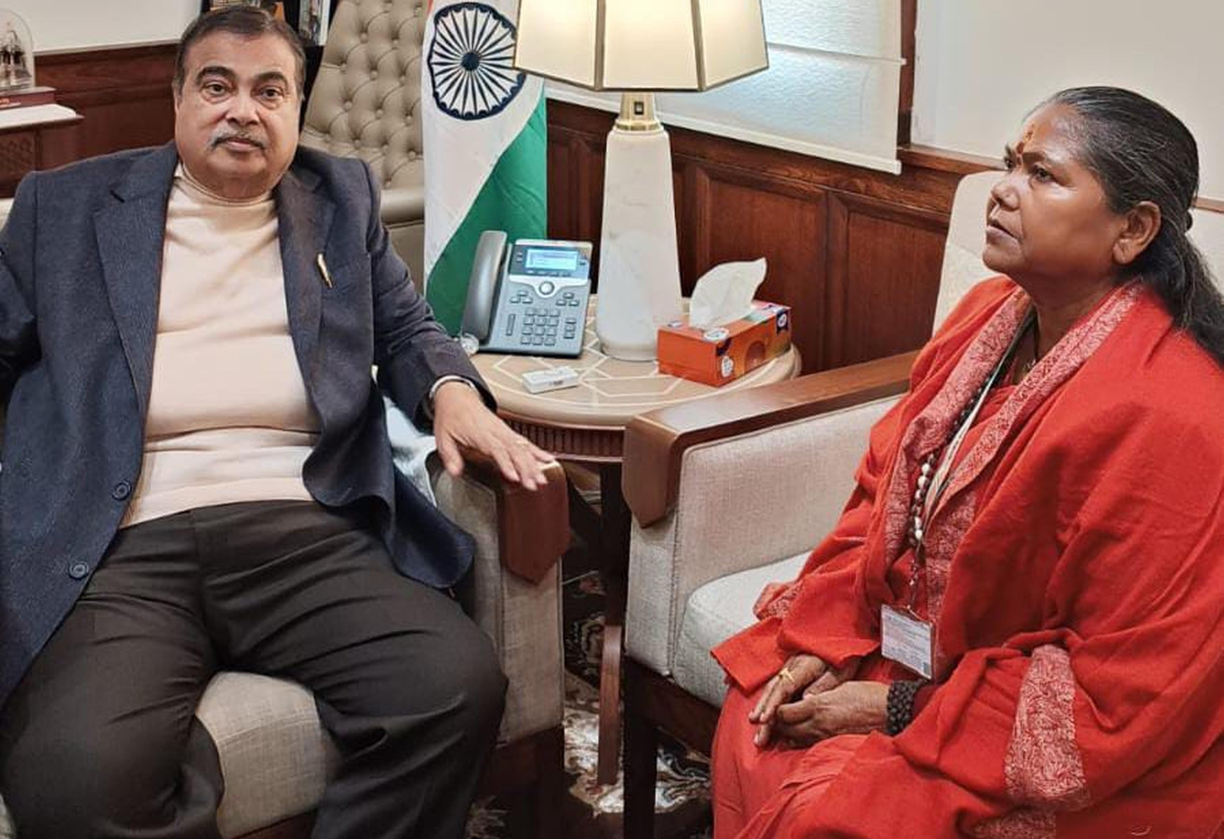 फोटो-32-दिल्ली में नितिन गड़करी से मुलाकात करती साध्वी निरंजन ज्योति। संवाद