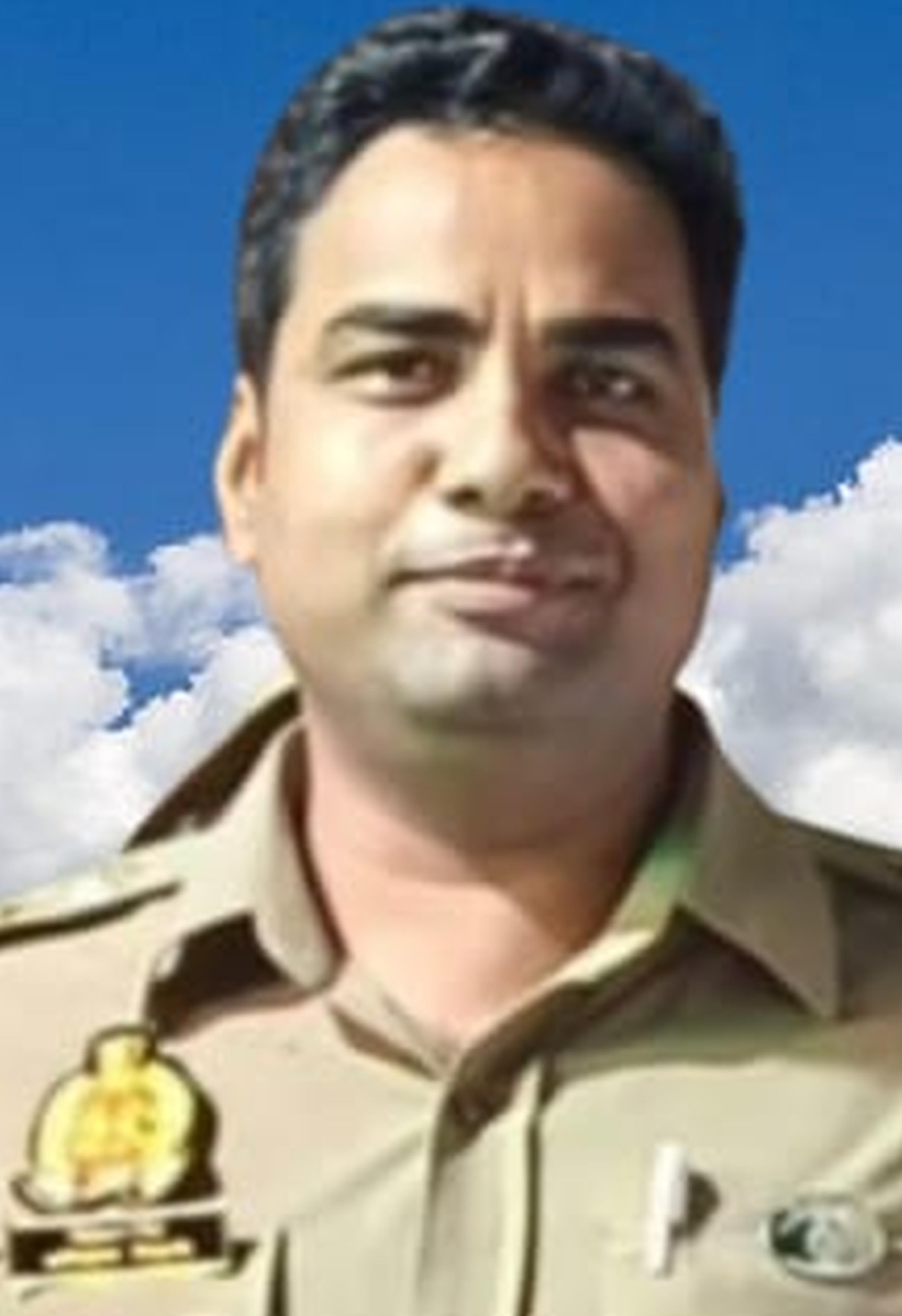 फोटो-34-निलंबित थानाध्यक्ष अभिलाष तिवारी। सोशल मीडिया