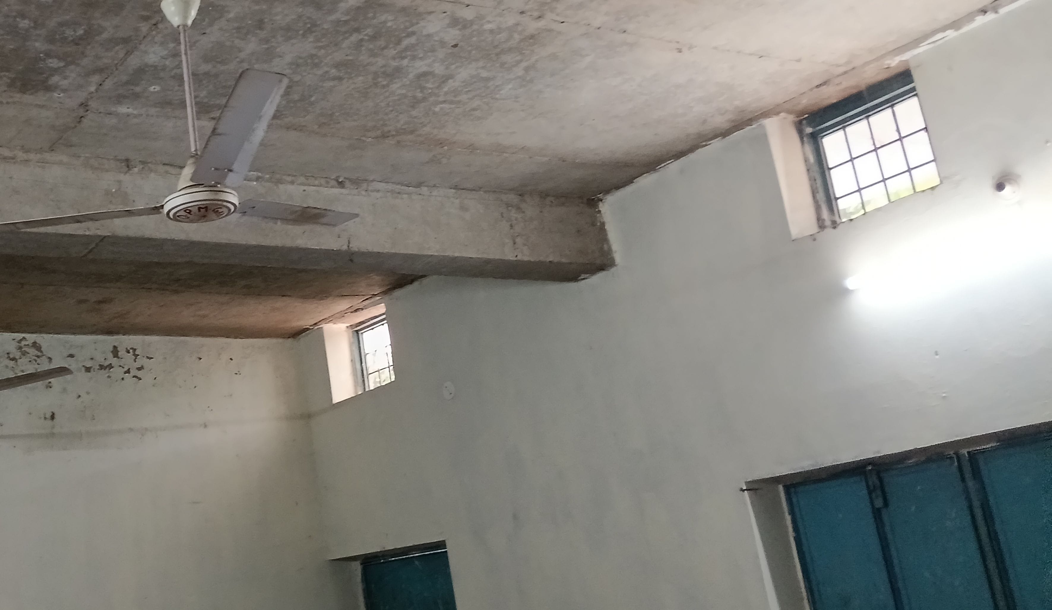 फोटो संख्या:51 राजकीय ब्वॉयज स्कूल में टूटी पड़ी कक्षा की खिड़की। संवाद फोटो संख्या:51 राजकीय ब्वॉयज स्कूल में टूटी पड़ी कक्षा की खिड़की। संवाद