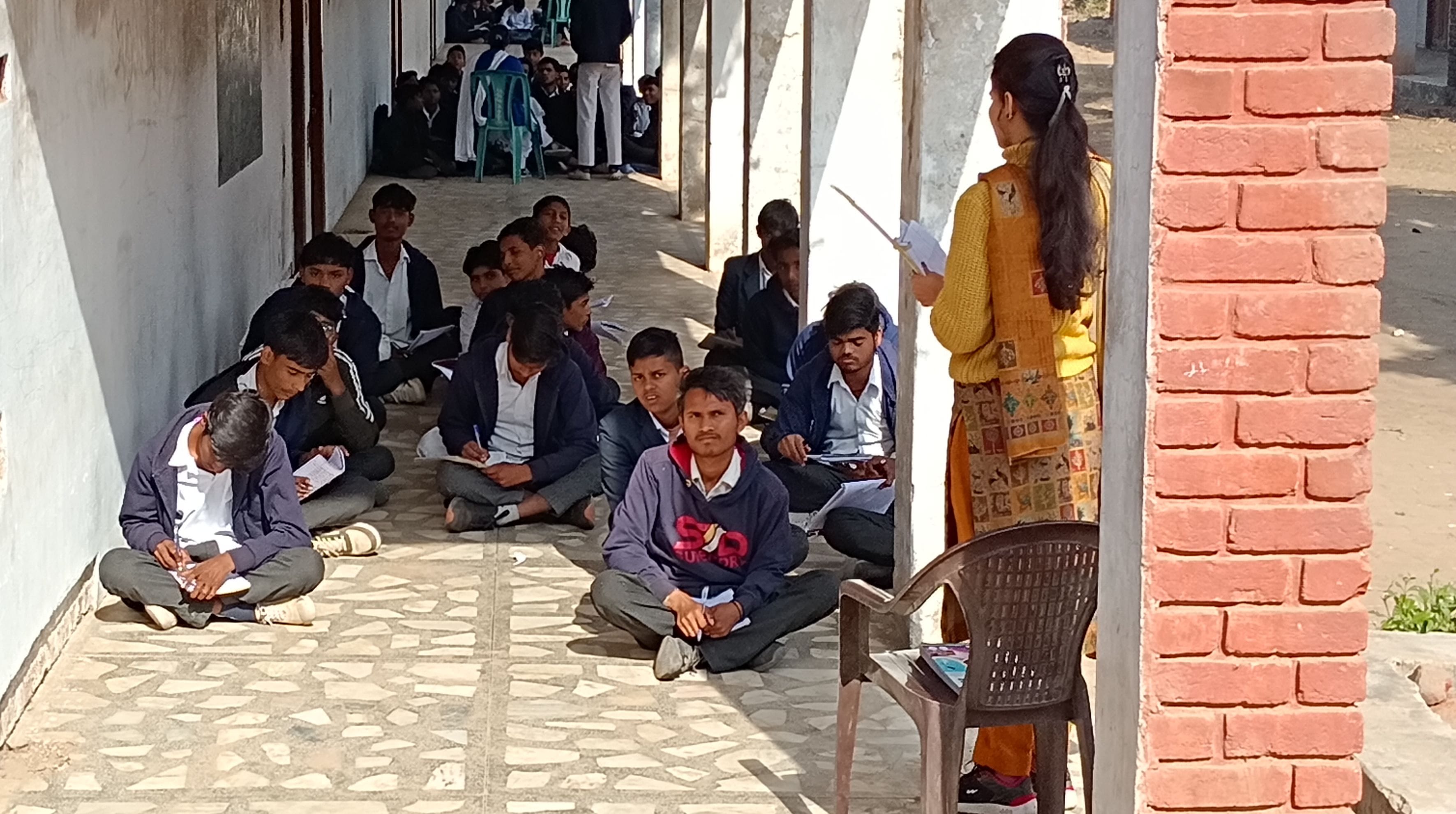 फोटो संख्या:51 राजकीय ब्वॉयज स्कूल में टूटी पड़ी कक्षा की खिड़की। संवाद फोटो संख्या:51 राजकीय ब्वॉयज स्कूल में टूटी पड़ी कक्षा की खिड़की। संवाद