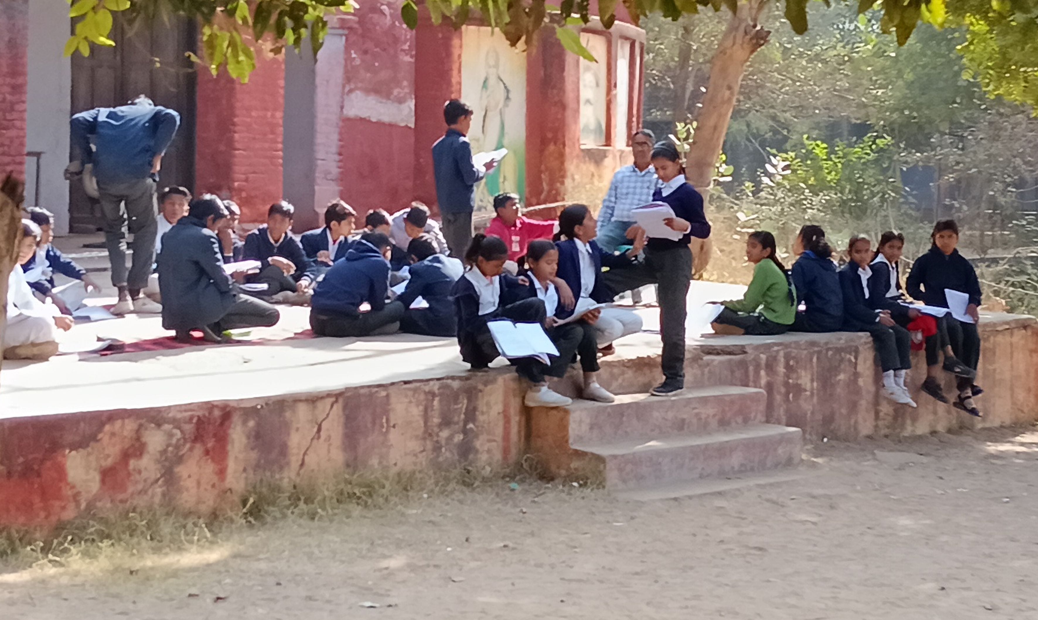 फोटो संख्या:51 राजकीय ब्वॉयज स्कूल में टूटी पड़ी कक्षा की खिड़की। संवाद फोटो संख्या:51 राजकीय ब्वॉयज स्कूल में टूटी पड़ी कक्षा की खिड़की। संवाद