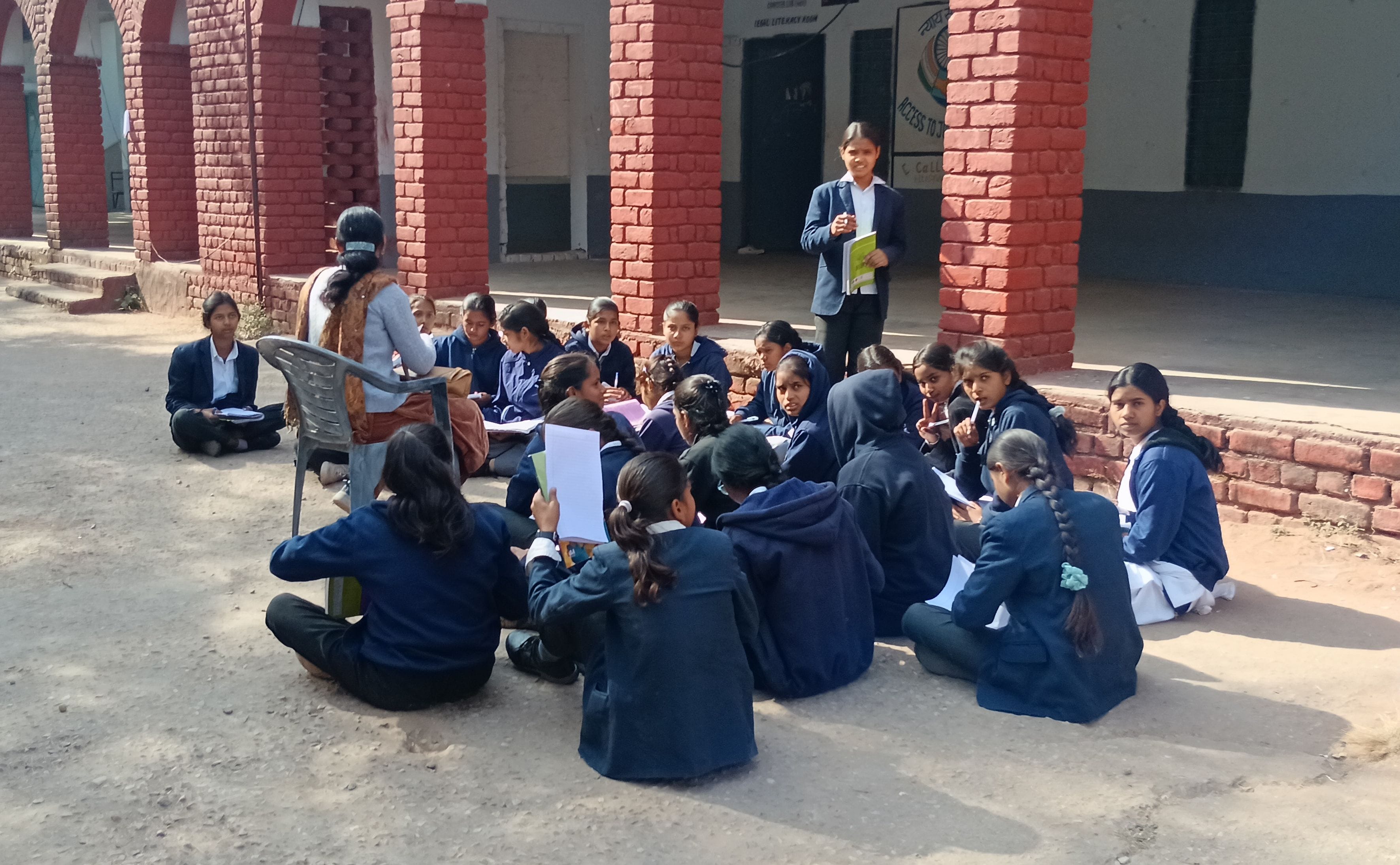 फोटो संख्या:51 राजकीय ब्वॉयज स्कूल में टूटी पड़ी कक्षा की खिड़की। संवाद फोटो संख्या:51 राजकीय ब्वॉयज स्कूल में टूटी पड़ी कक्षा की खिड़की। संवाद