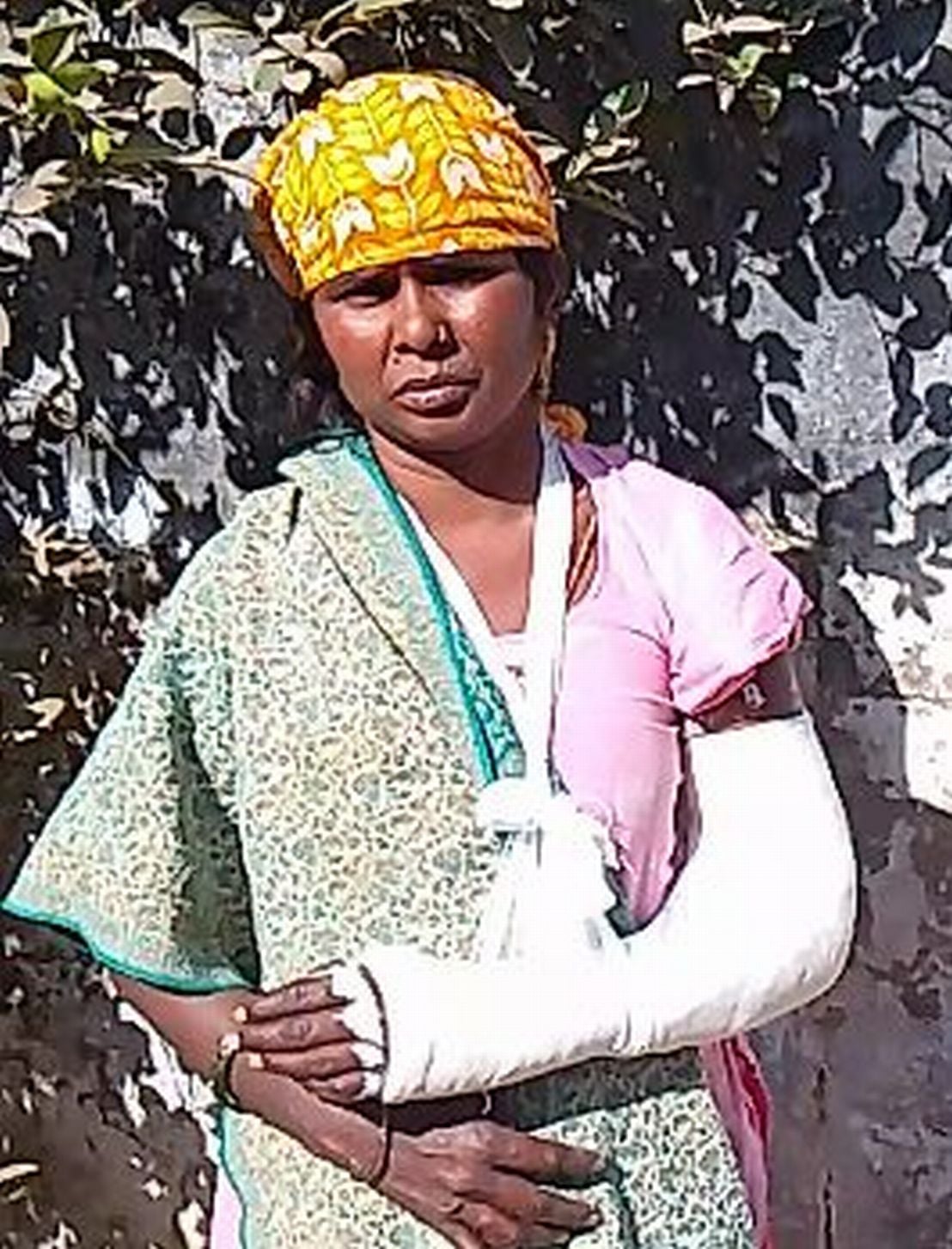 फोटो संख्या:63- नागरिक अस्पताल महेंद्रगढ़ में कुर्सियों के अभाव में जमीन पर बैठी महिलाएं---संवा फोटो संख्या:63- नागरिक अस्पताल महेंद्रगढ़ में कुर्सियों के अभाव में जमीन पर बैठी महिलाएं---संवा