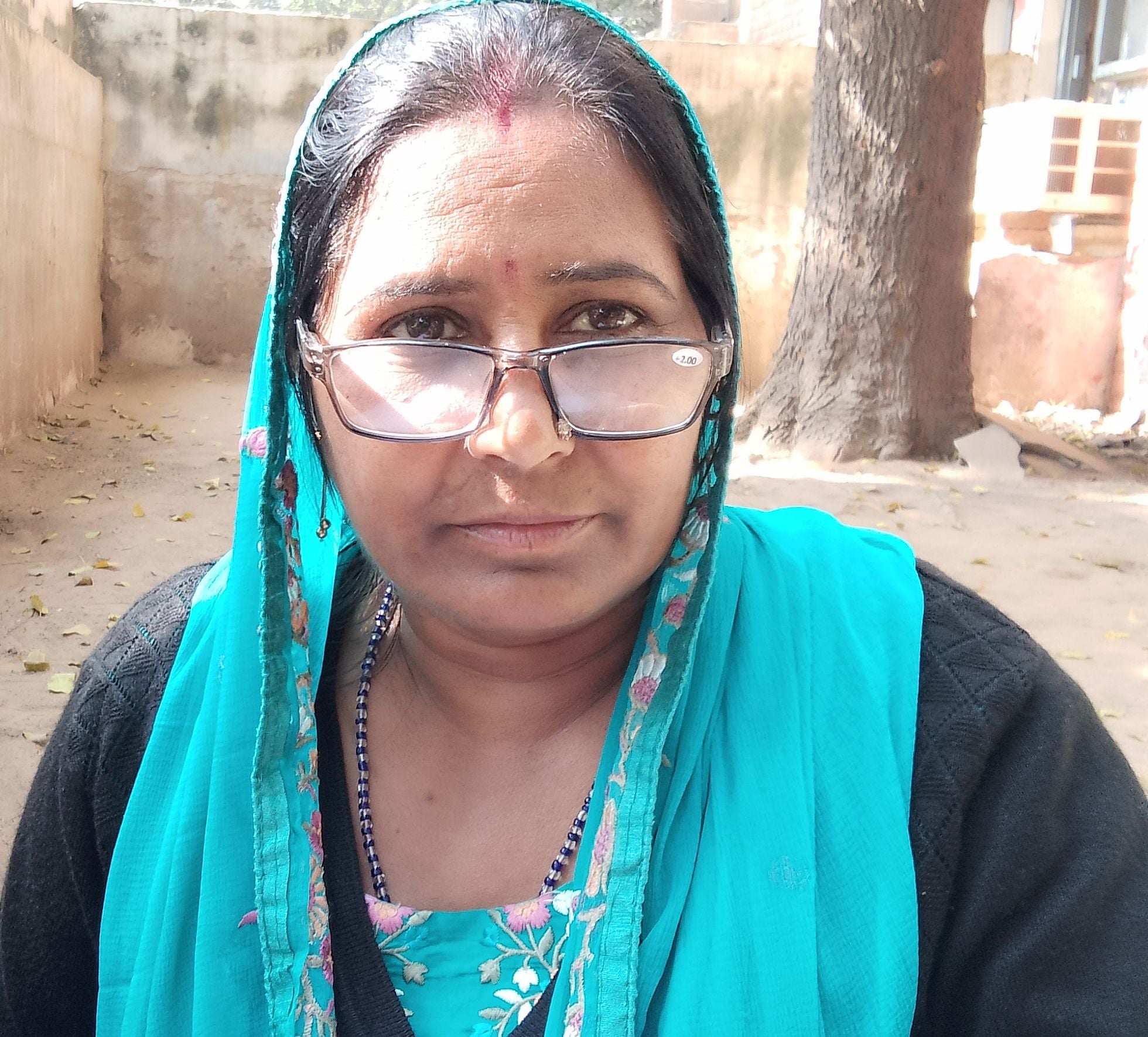 फोटो संख्या:63- नागरिक अस्पताल महेंद्रगढ़ में कुर्सियों के अभाव में जमीन पर बैठी महिलाएं---संवा फोटो संख्या:63- नागरिक अस्पताल महेंद्रगढ़ में कुर्सियों के अभाव में जमीन पर बैठी महिलाएं---संवा