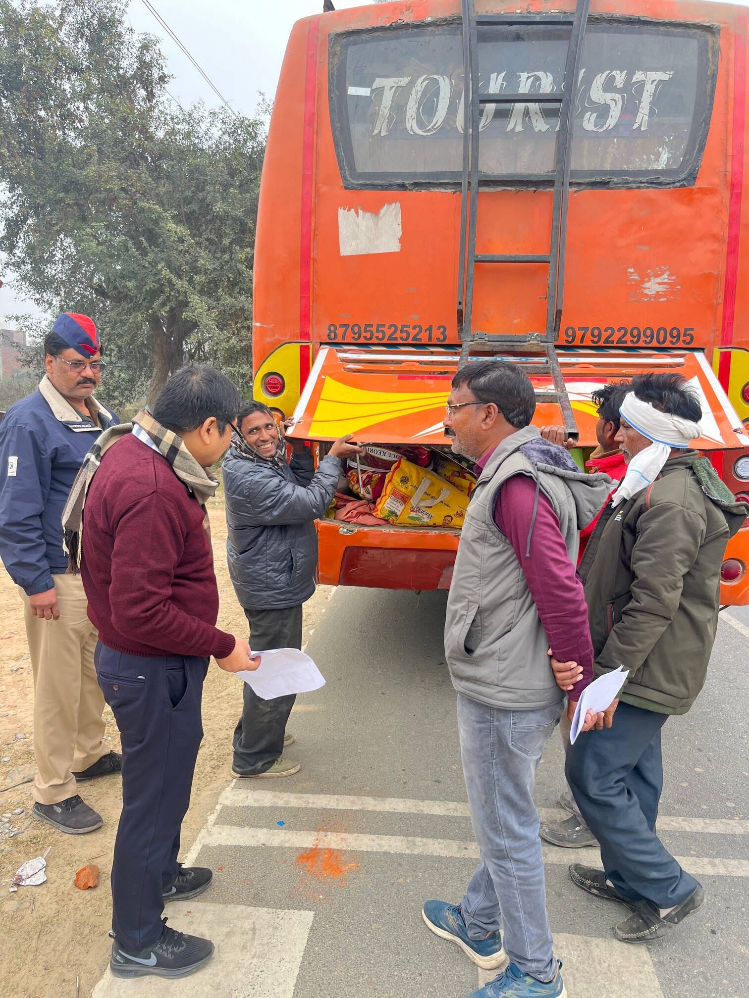 हाईवे पर स्लीपर बस को रोककर जांच करते एआरटीओ। स्रा्ेत- स्वयं