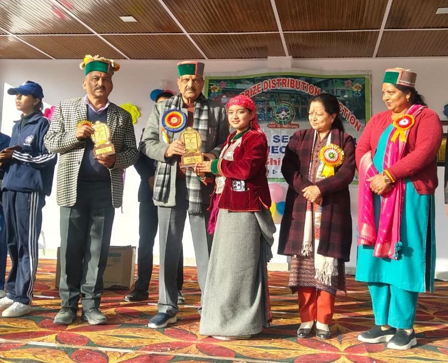 ज्यूरी स्कूल में विद्यार्थियों के मॉडल देखते मुख्यातिथि नंद लाल। स्रोत : एपीआरओ ज्यूरी स्कूल में विद्यार्थियों के मॉडल देखते मुख्यातिथि नंद लाल। स्रोत : एपीआरओ