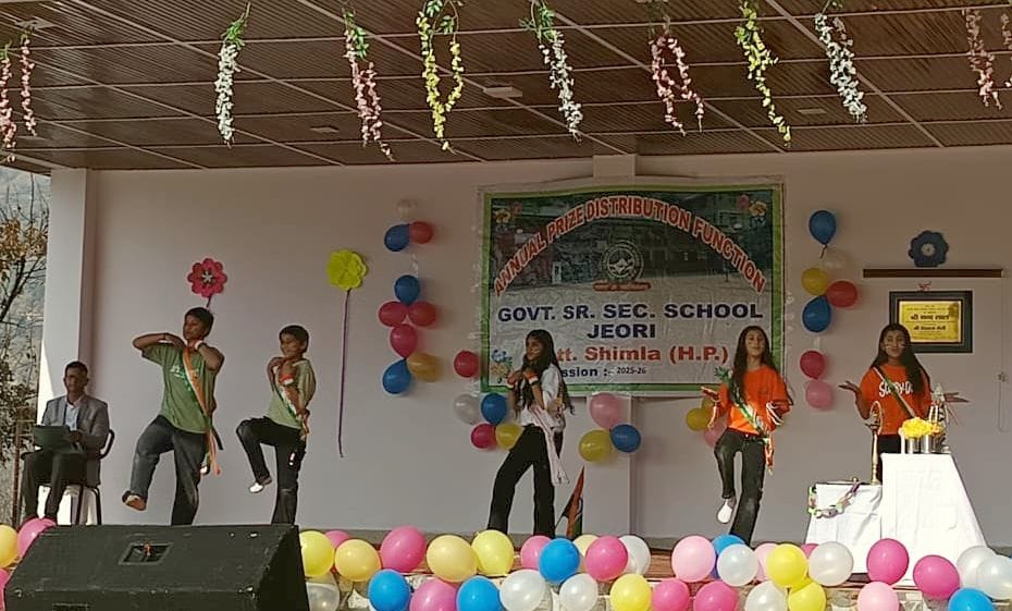 ज्यूरी स्कूल में विद्यार्थियों के मॉडल देखते मुख्यातिथि नंद लाल। स्रोत : एपीआरओ ज्यूरी स्कूल में विद्यार्थियों के मॉडल देखते मुख्यातिथि नंद लाल। स्रोत : एपीआरओ