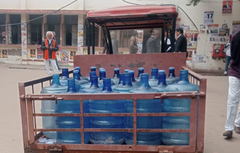 कचहरी परिसर में खराब पड़ा इंडिया मार्का हैंडपंप। संवाद