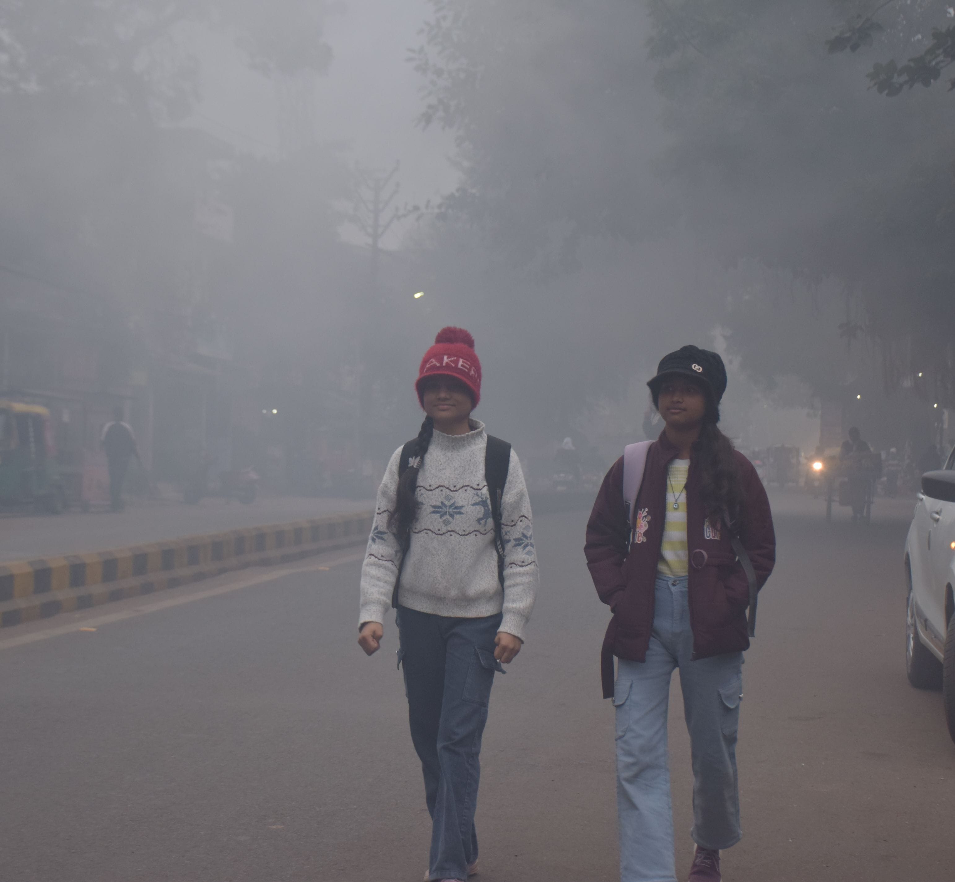 कोहरे के बीच गुजरते लोग कोहरे के बीच गुजरते लोग