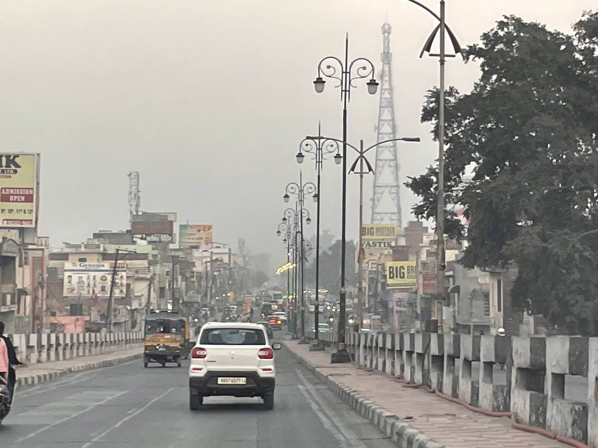 कुरुक्षेत्र। धुंध के कारण दृश्यता रही दो फीट, सड़कों पर रेंगता दिखा ट्रेफिक। संवाद