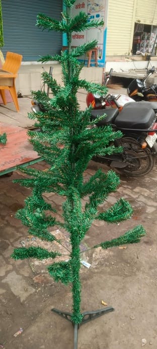क्रिसमस को लेकर बाजार में बिक रह सामान-संवाद