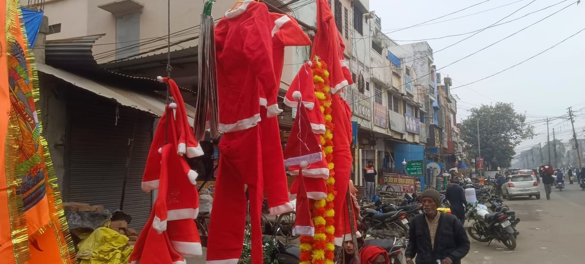 क्रिसमस को लेकर बाजार में बिक रह सामान-संवाद