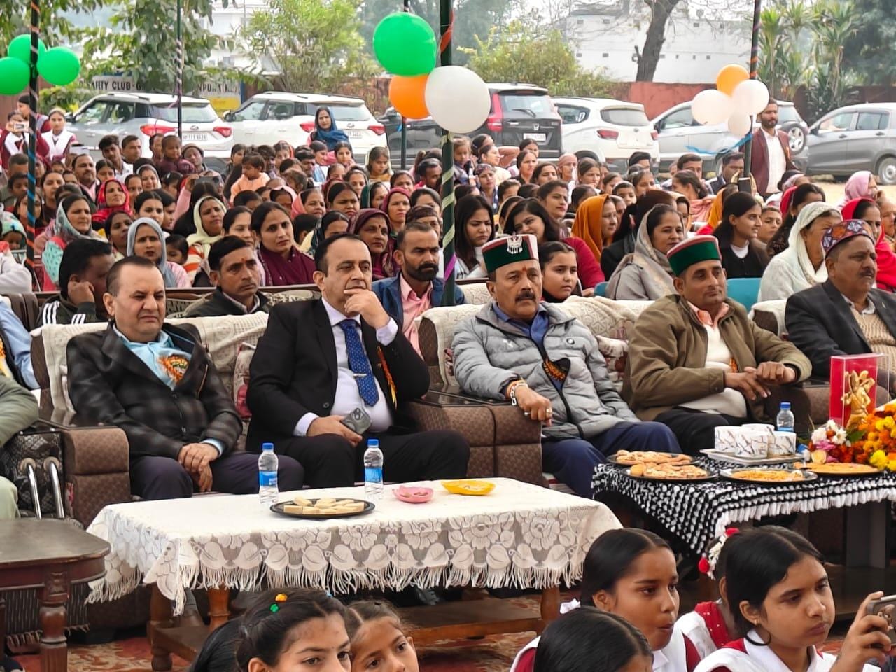 किशनपुरा स्कूल के वार्षिकोत्सव पर झांसी की रानी नाट्य मंचन करते स्कूली बच्चे। संवाद