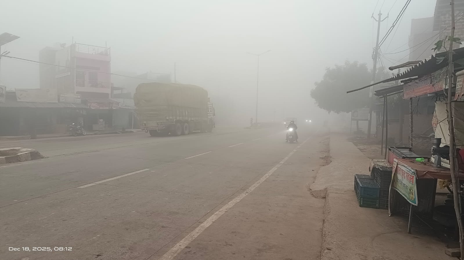मुंगराबादशाहपुर नगर में ठंड से निजात पाने के लिए कूड़ा करकट जलाकर तापते हुए लोग। संवाद मुंगराबादशाहपुर नगर में ठंड से निजात पाने के लिए कूड़ा करकट जलाकर तापते हुए लोग। संवाद