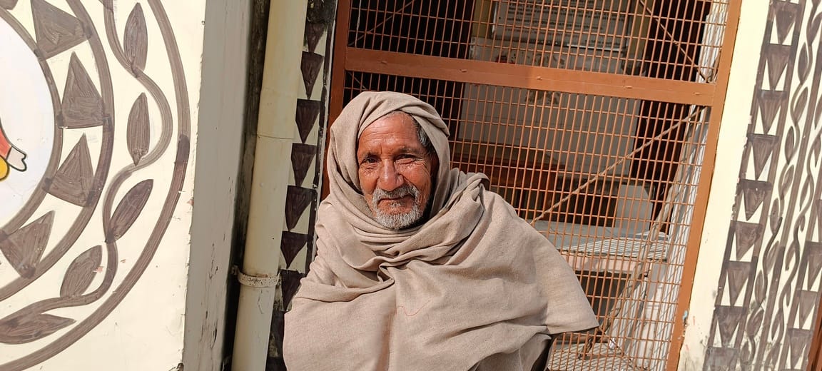 मरीज को दवाई देते फार्मासिस्ट स्रोत संवाद मरीज को दवाई देते फार्मासिस्ट स्रोत संवाद