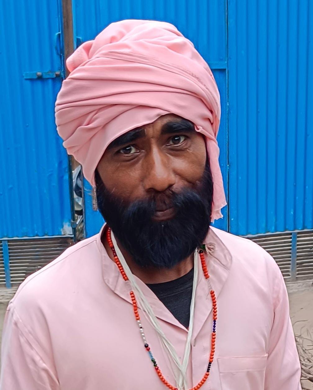 मरीज को दवाई देते फार्मासिस्ट स्रोत संवाद मरीज को दवाई देते फार्मासिस्ट स्रोत संवाद