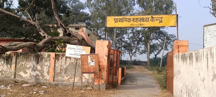 मरीज को दवाई देते फार्मासिस्ट स्रोत संवाद मरीज को दवाई देते फार्मासिस्ट स्रोत संवाद