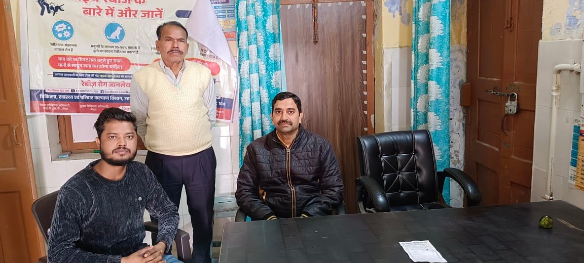 मरीज को दवाई देते फार्मासिस्ट स्रोत संवाद मरीज को दवाई देते फार्मासिस्ट स्रोत संवाद