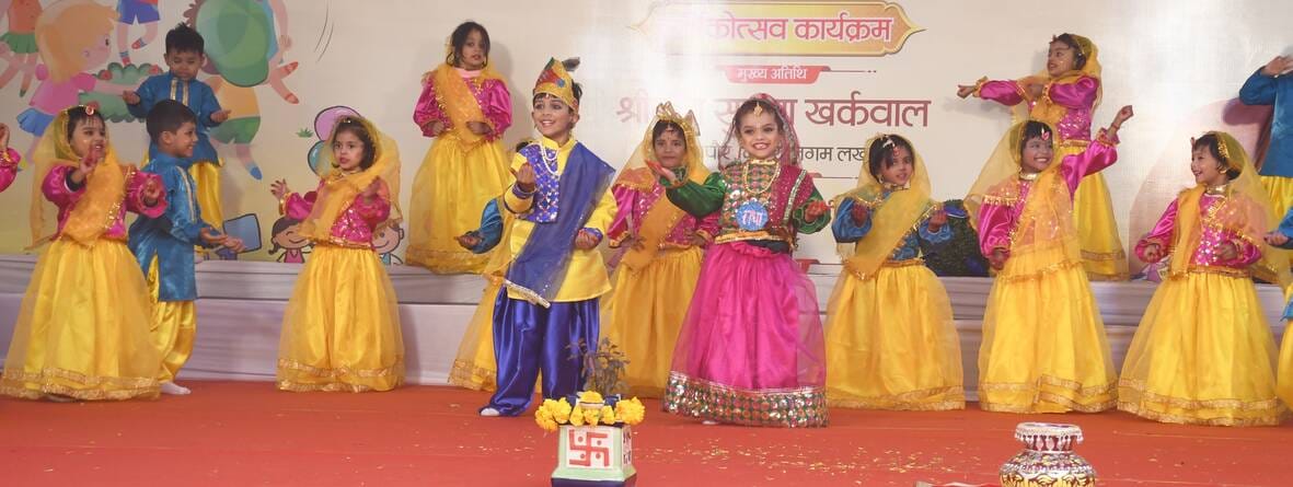 नगर निगम के चिल्ड्रेंस पैलेस विद्यालय का वार्षिकोत्सव बृहस्पतिवार को हर्षोल्लास और भव्यता के सा नगर निगम के चिल्ड्रेंस पैलेस विद्यालय का वार्षिकोत्सव बृहस्पतिवार को हर्षोल्लास और भव्यता के सा