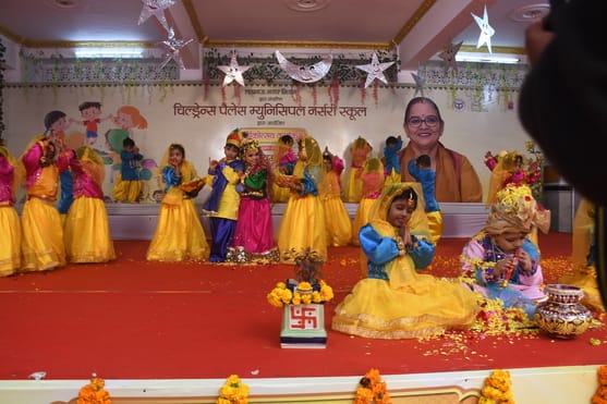 नगर निगम के चिल्ड्रेंस पैलेस विद्यालय का वार्षिकोत्सव बृहस्पतिवार को हर्षोल्लास और भव्यता के सा नगर निगम के चिल्ड्रेंस पैलेस विद्यालय का वार्षिकोत्सव बृहस्पतिवार को हर्षोल्लास और भव्यता के सा