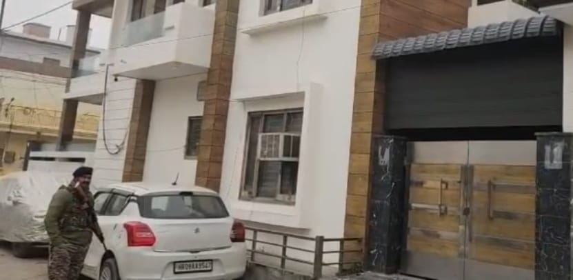 पिहोवा। मॉडल टाउन में एजेंट के घर बाहर ईडी की कार्रवाई के दौरान तैनात सुरक्षाकर्मी। वायरल वीडिय पिहोवा। मॉडल टाउन में एजेंट के घर बाहर ईडी की कार्रवाई के दौरान तैनात सुरक्षाकर्मी। वायरल वीडिय