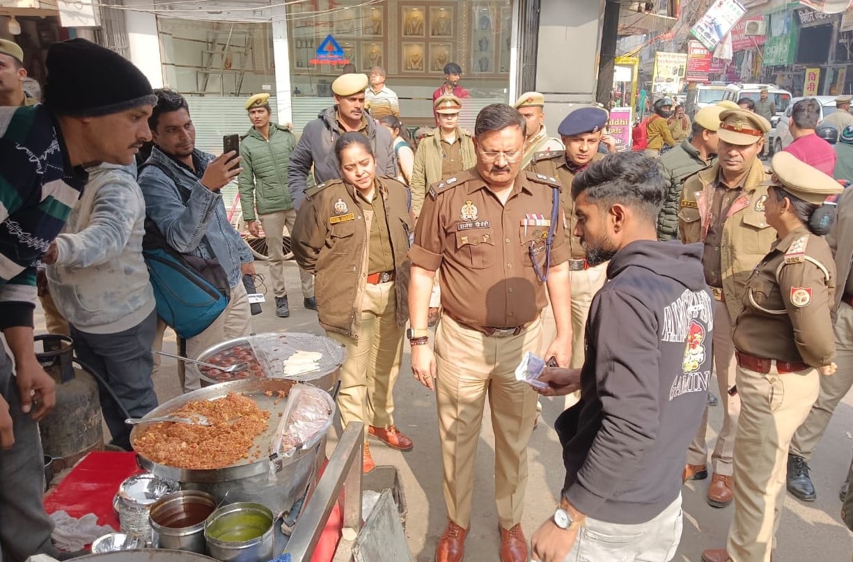 पुलिस अधीक्षक कार्यालय में एसपी राजेश द्विवेदी को ज्ञापन सौंपते हिंदू युवा वाहिनी के पदाधिकारी पुलिस अधीक्षक कार्यालय में एसपी राजेश द्विवेदी को ज्ञापन सौंपते हिंदू युवा वाहिनी के पदाधिकारी
