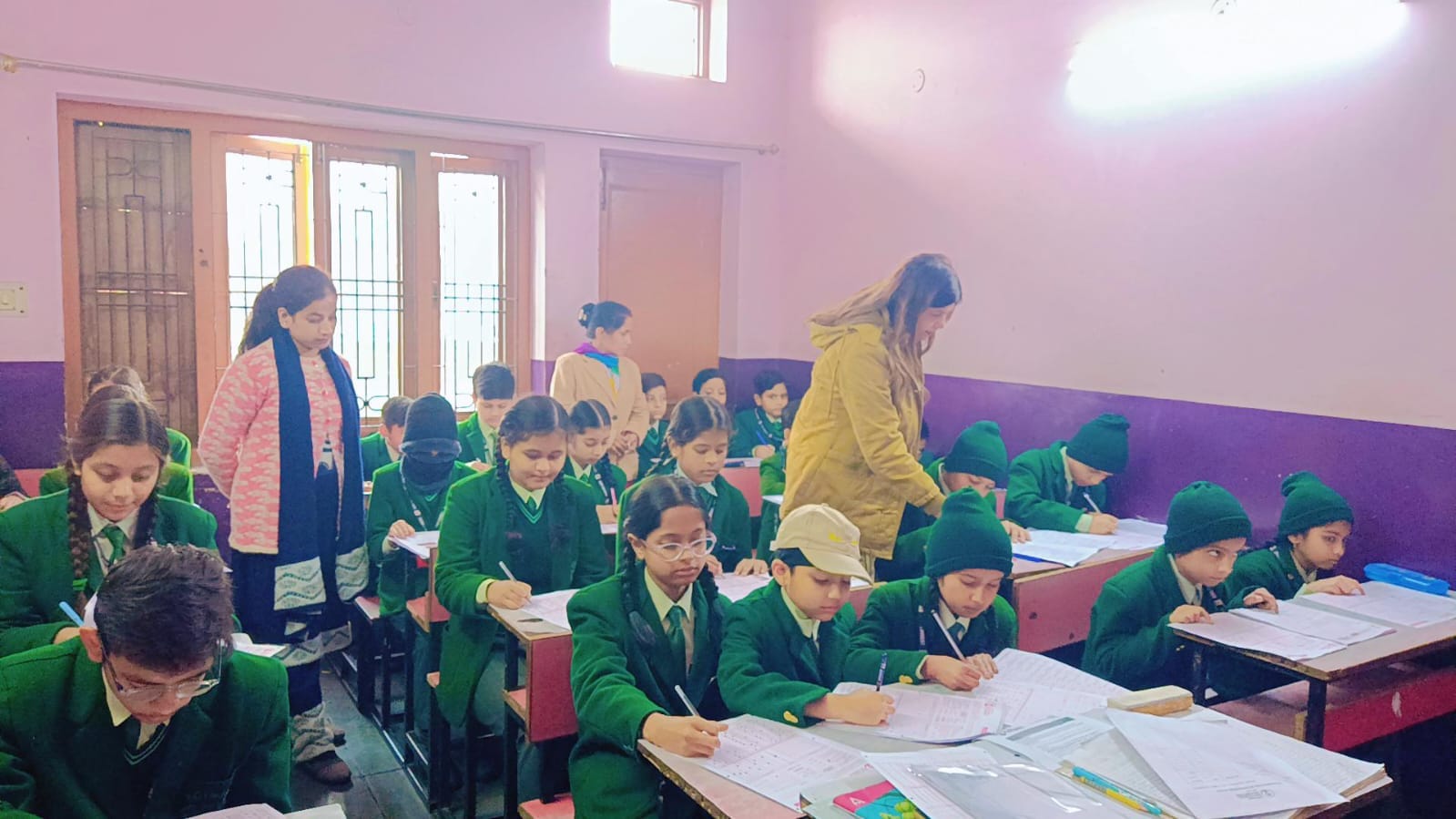 पुवायां के दि सेक्रेड हार्ट एकेडमी में ओलंपियाड की परीक्षा देते बच्चे। संवाद