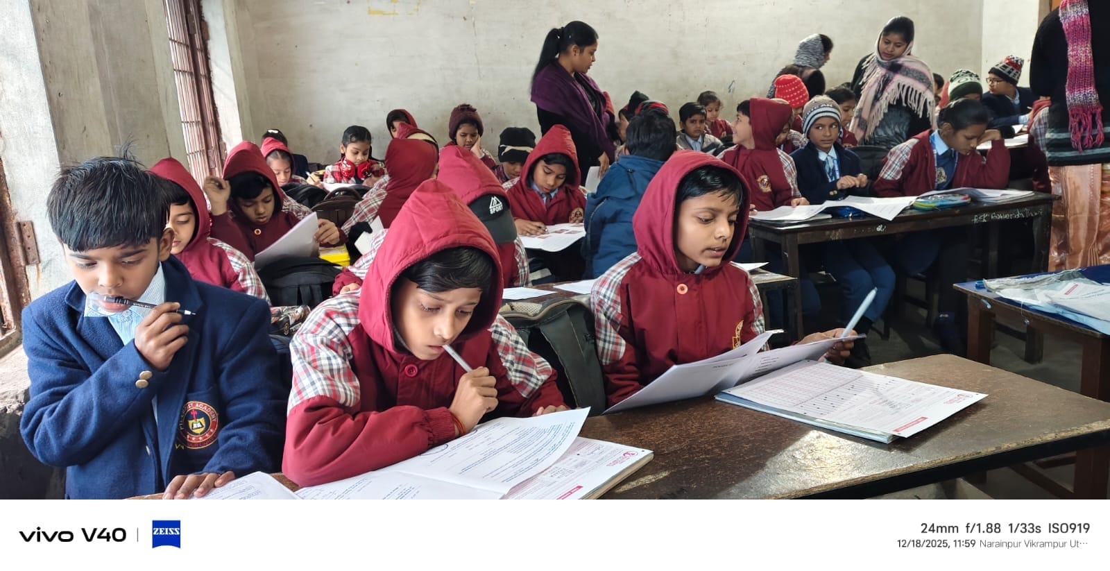 पुवायां के दि सेक्रेड हार्ट एकेडमी में ओलंपियाड की परीक्षा देते बच्चे। संवाद