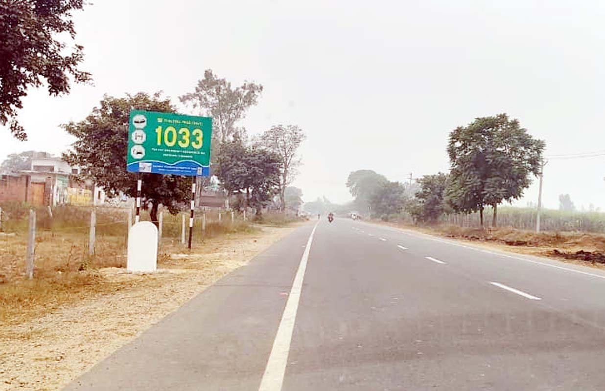 पुवायां में खड़ी हाईवे एंबुलेंस। संवाद