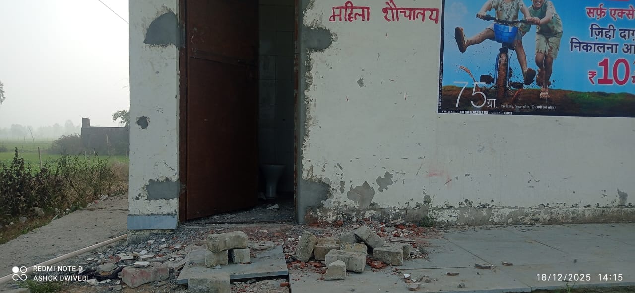 पुवायां में खड़ी हाईवे एंबुलेंस। संवाद
