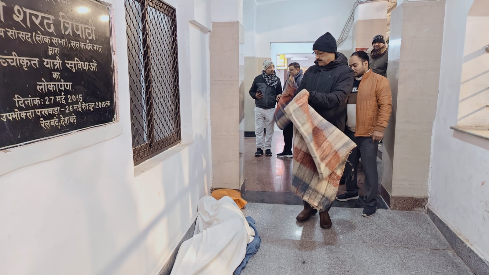 रेलवे स्टेशन स्थित रैन बसेरा में ठहरे लोगाें से जानकारी लेते डीएम-स्रोत सूचना रेलवे स्टेशन स्थित रैन बसेरा में ठहरे लोगाें से जानकारी लेते डीएम-स्रोत सूचना