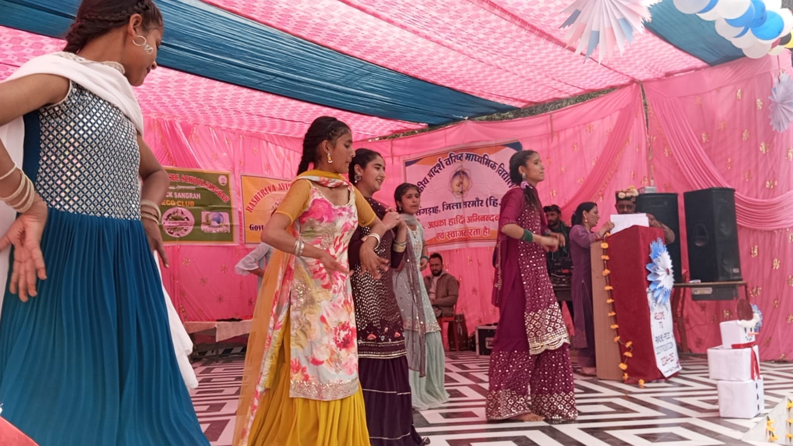 संगड़ाह स्कूल के वार्षिक समारोह में मंच पर विराजमान मुख्यातिथि एवं अन्य लोग। संवाद