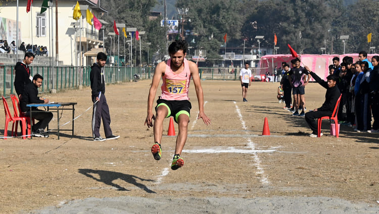सरदार पटेल विश्वविद्यालय मंडी की ओर आयोजित प्रथम अंतर महाविद्यालय एथलेटिक्स में लंबीकूद लगाती 