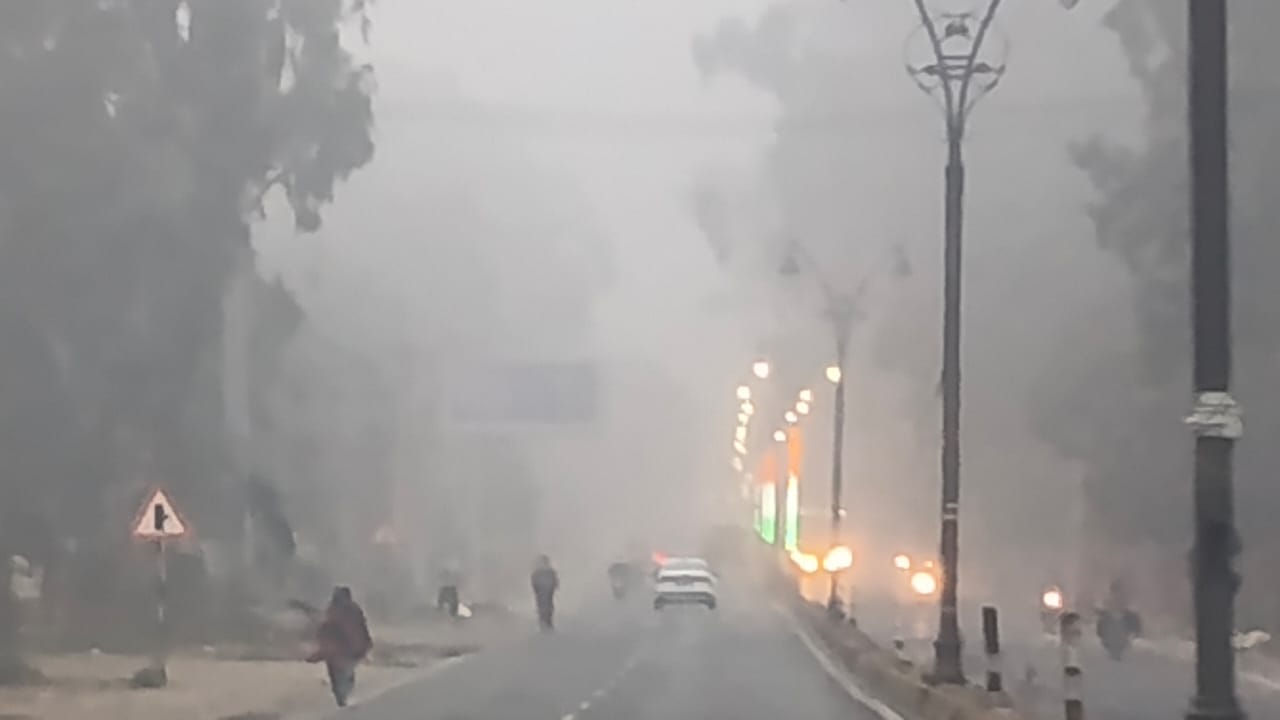 स्टेट हाईवे के छछरौली रोड पर धुंध के बीच लाइट जलाकर गुजरते वाहन चालक। संवाद